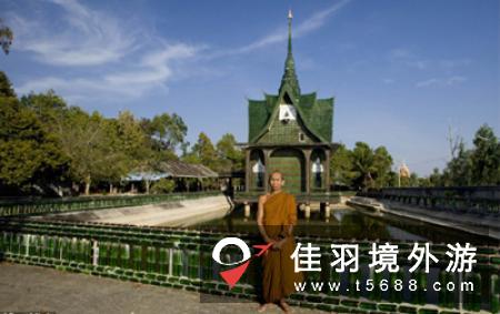 泰国僧人回收百万旧啤酒瓶建造寺庙