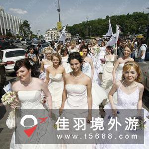 组图：乌克兰基辅市举行新娘大游行