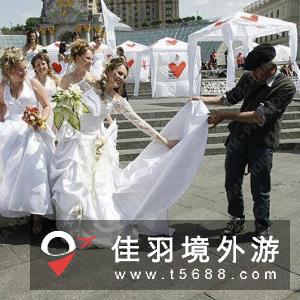 组图：乌克兰基辅市举行新娘大游行