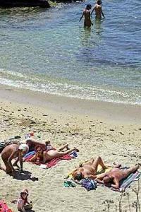 法国一小岛常年居住二百多名裸体者